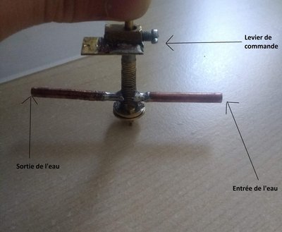 L'eau passe dans l'entrée du tuyau et passe par un boisseau percé et quand je tourne le levier de commande je ferme ou j'ouvre la vanne.