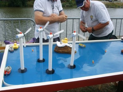 Clin d'oeil de Philoupoppop. Les futures éoliennes du bac de Guérande et l'île de Houat, pardon Ouate ou coton hydrophile.