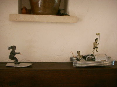 SSL14022.JPG (527.65 Kio) Vu 34589 fois Vue d'ensemble du capitaine de pédalo, du sauteur sur le capot et de la surfeuse.