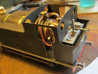 IMG_9177_R.JPG (117.74 Kio) Vu 19058 fois le réservoir d'alcool et les manettes qui débordent de la loco !